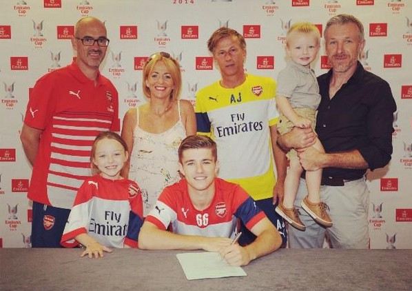 Счастливый Даниэл Кроули подписал первый контракт с «Арсеналом» (фото)