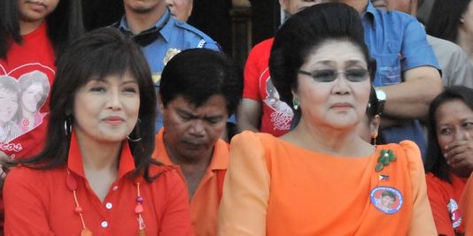 Imee Marcos, an der seite ihrer mutter, die ehemalige first lady Imelda Marcos, den 26. märz 2010 Paoay (Philippinen).