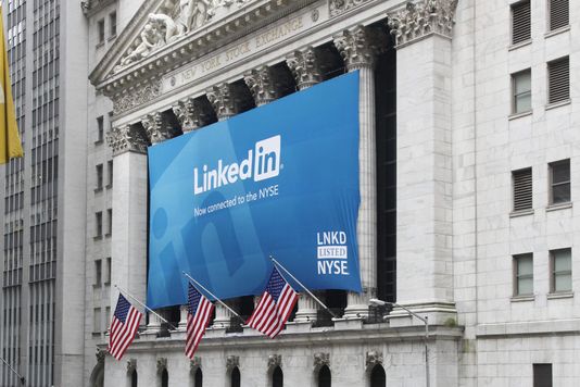 Der New York Stock Exchange pavoisé in den farben von LinkedIn, um am 19. mai 2011.