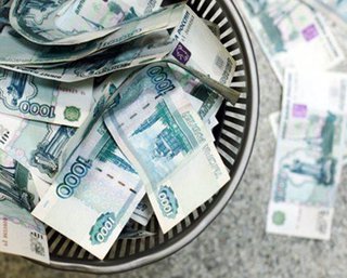 Россия: нефть продолжила дешеветь, рубль совершает очередной виток девальвации