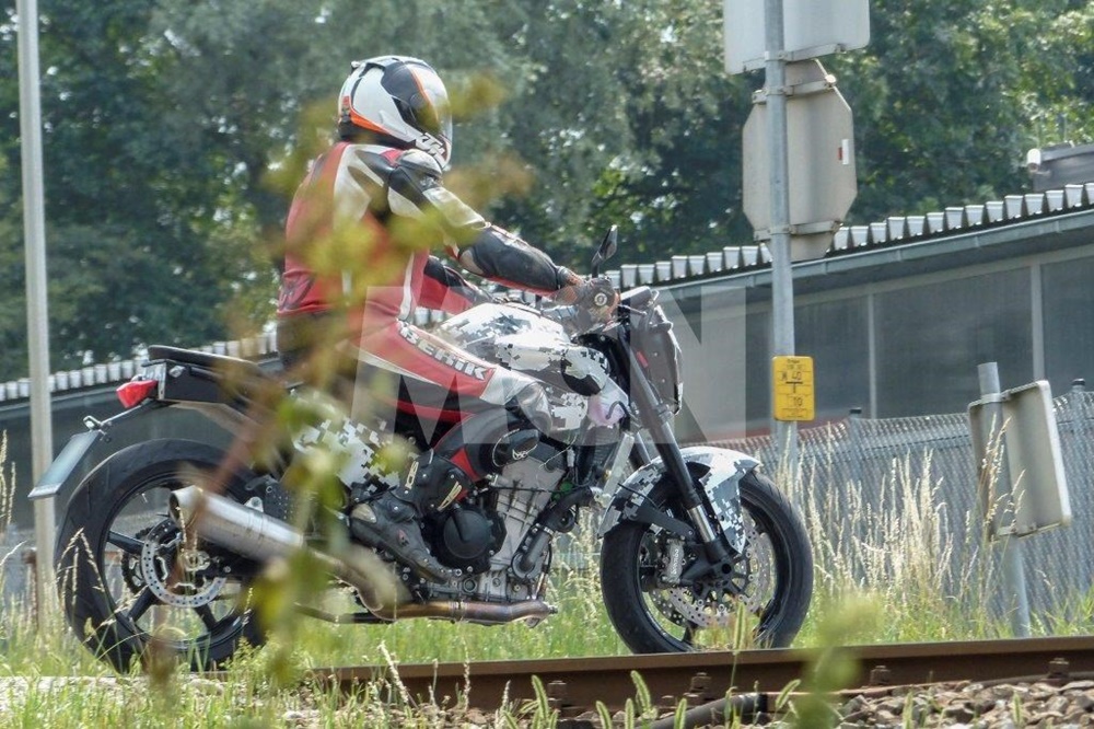Шпионские фото мотоцикла KTM с рядным 2-цилиндровым мотором