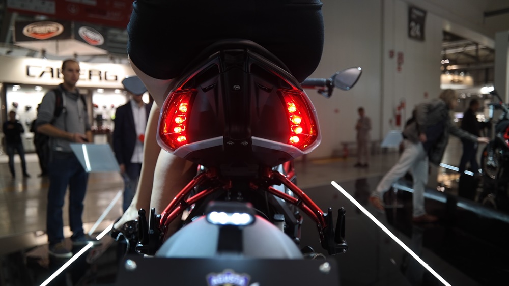 Льюис Хэмилтон представил свой MV Agusta Dragster RR LE 2016
