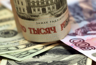 На торгах 1 декабря рубль вырос к доллару, не изменившись к корзине